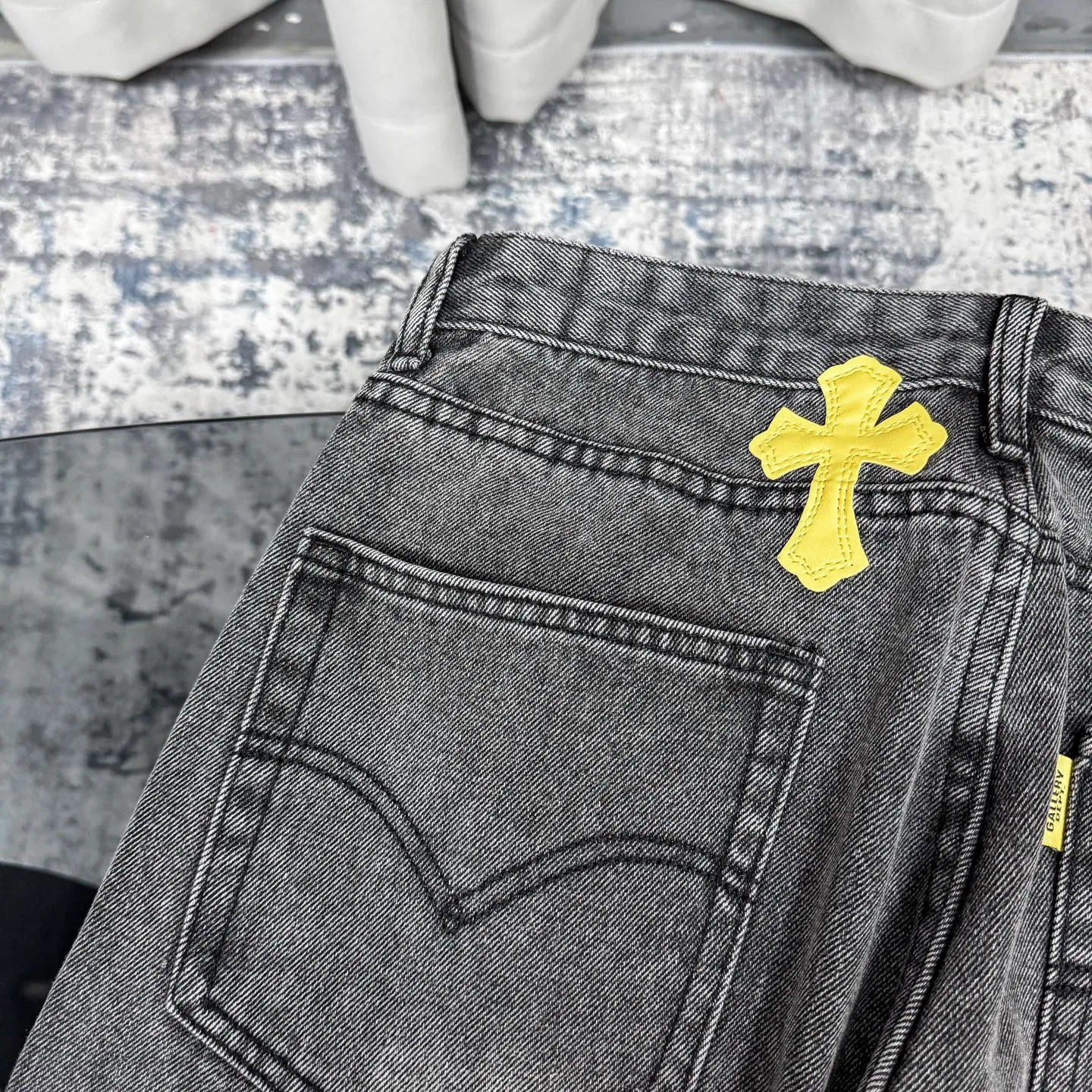 P280 GALLERY DEPT & Chrome Hearts Co-branded colorful leather cross loose washed flared jeans that truly restore the ultimate vintage texture. The original hardware and accessories are washed and other elevators. The QR code analysis is all purchased from the original factory. The degree of restoration is high. You are welcome to compare the products~ Three-dimensional version is loose and comfortable without being too picky about the figure. It looks taller and slimmer. Factory Seiko. Original factory quality control. Same style for men and women. Can be matched with couples. Versatile recommendation. Must-have jeans D332 for all seasons. Trendy people have been disappointed. From the quality selection of fabrics, the tailoring of details, and the matching of patterns, everything is impeccable! The upper body is so handsome when worn...it can be easily worn by men, women and children! The craftsmanship is made of heavy-duty washed pure cotton denim fabric. After washing, it is soft and thick and looks very stylish when worn. Size: 28/30/32/34/36 Waist: 70/75/80/85/90 Knee: 44.5/46/47.5/49/50.5 Pants length: 102/104/106/108/110